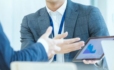 経営におけるサポートをする男性