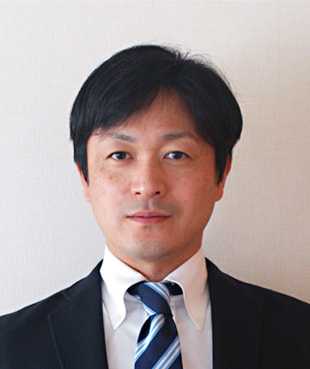 経営におけるサポートをする男性