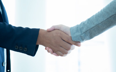 握手を交わすビジネスマン